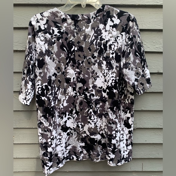 Short Sleeve V-neck Button Up Top by D & Co.  Size Medium. - Picture 4 of 8